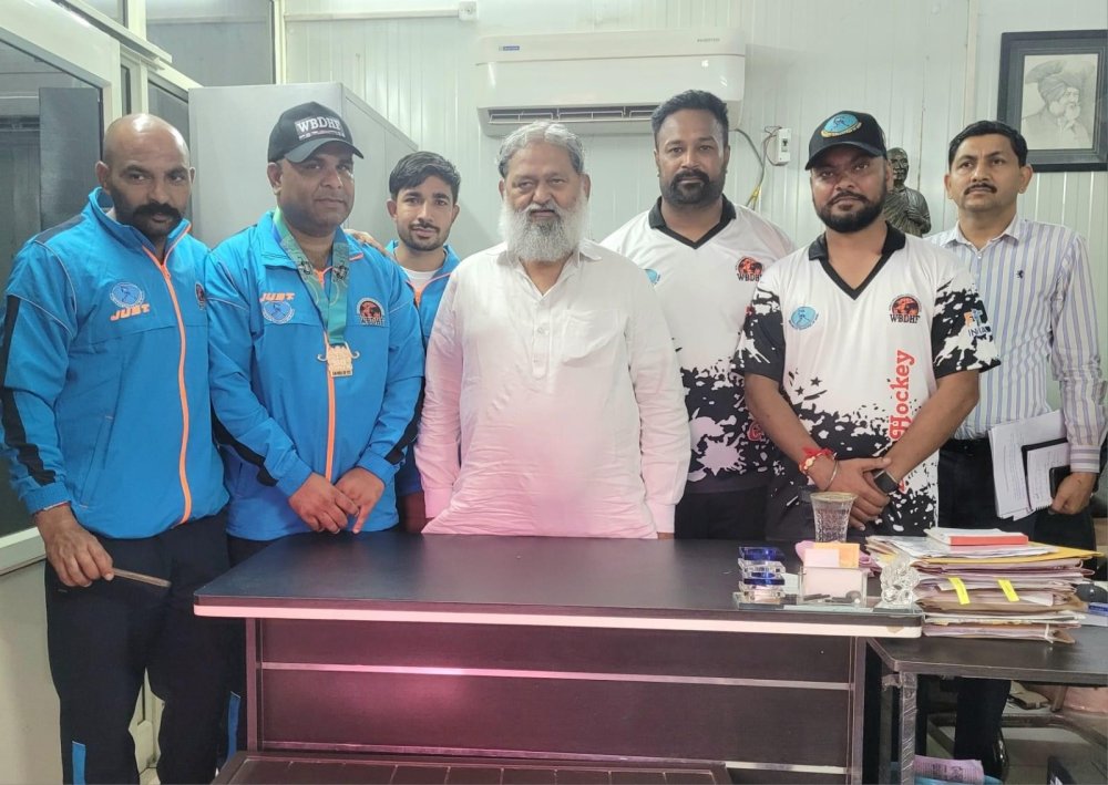 Haryana's Home Minister Mr. Anil Vij honored the players of the Indian dek hockey